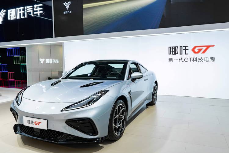 深圳176哪吒汽车在智能汽车领域的表现，领途汽车在新能源汽车市场中的影响力